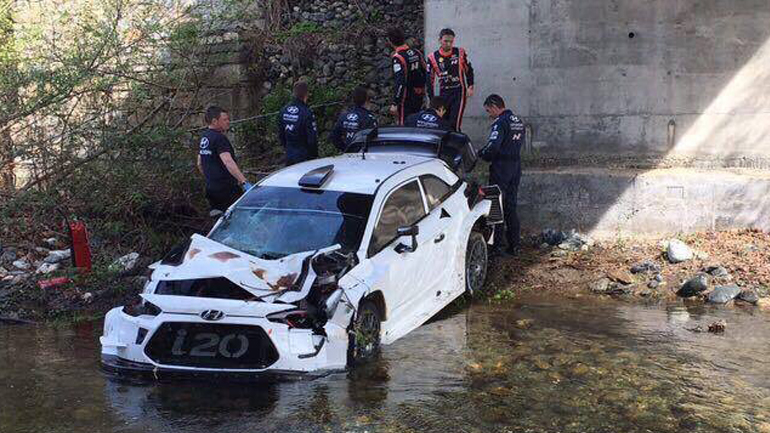 Έπεσε από γέφυρα το Hyundai i20 WRC του Neuville